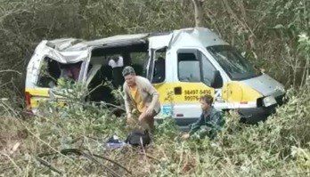 Vídeo: van capota, cai em ribanceira e bate em árvore no Entorno do DF; mulher morreu (WhatsApp/Reprodução)